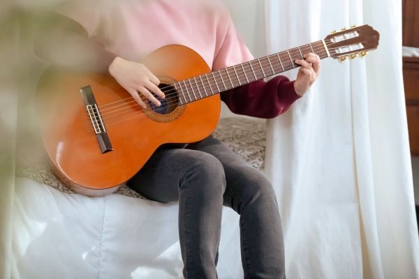 Top 5 plateformes pour apprendre la guitare sur mesure à Orléans